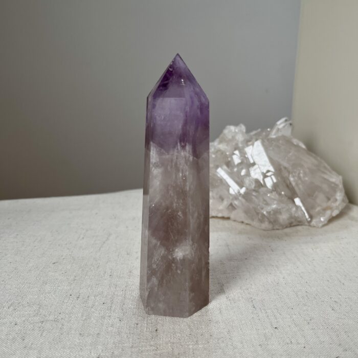 amethyst obelisk turm spitze unikat rohsteine edelstein kristall kristalle edelsteine gold schmuck silber kette armband heilstein selten mondstein bergkristall schmuck wirkung heilsteine sternzeichen arimar golden Healer