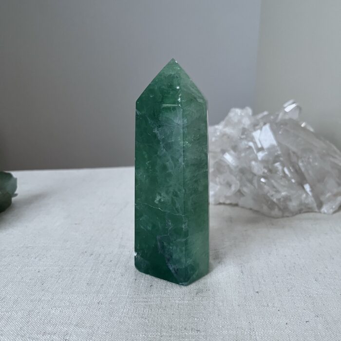 seltener mica fluorit grün turm deko edelstein kristall heilstein amethyst obelisk turm spitze unikat rohsteine edelstein kristall kristalle edelsteine gold schmuck silber kette armband heilstein selten mondstein bergkristall schmuck wirkung heilsteine sternzeichen larimar golden Healer